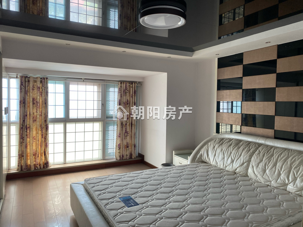 龙湖路一号 97平 东向精装两居 学区房 满两年