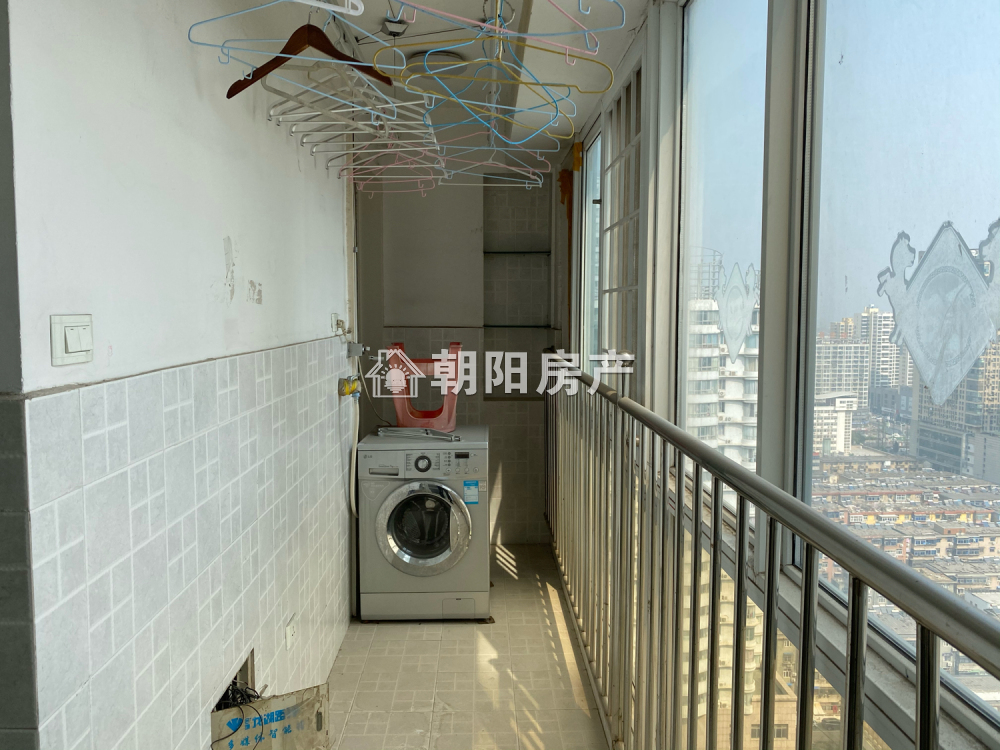 龙湖路一号 97平 东向精装两居 学区房 满两年