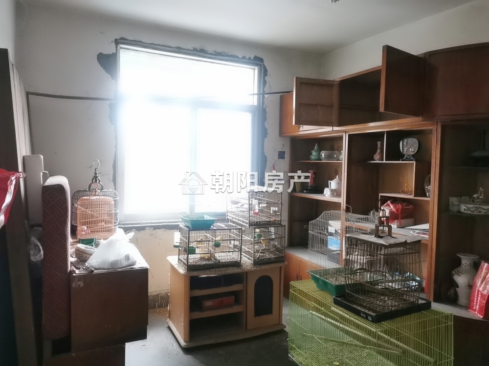 医药公司家属楼 81平 南向三居 简装 交通便利