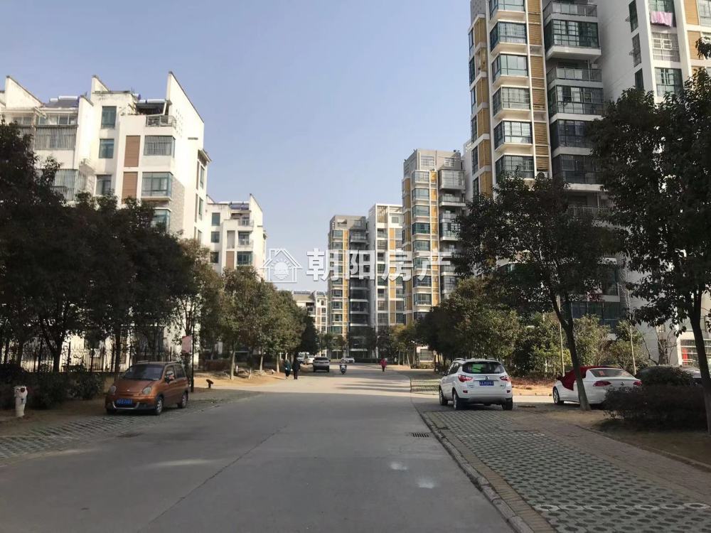 八公山新村B区 80平 南向三室一厅 交通便利 毛坯