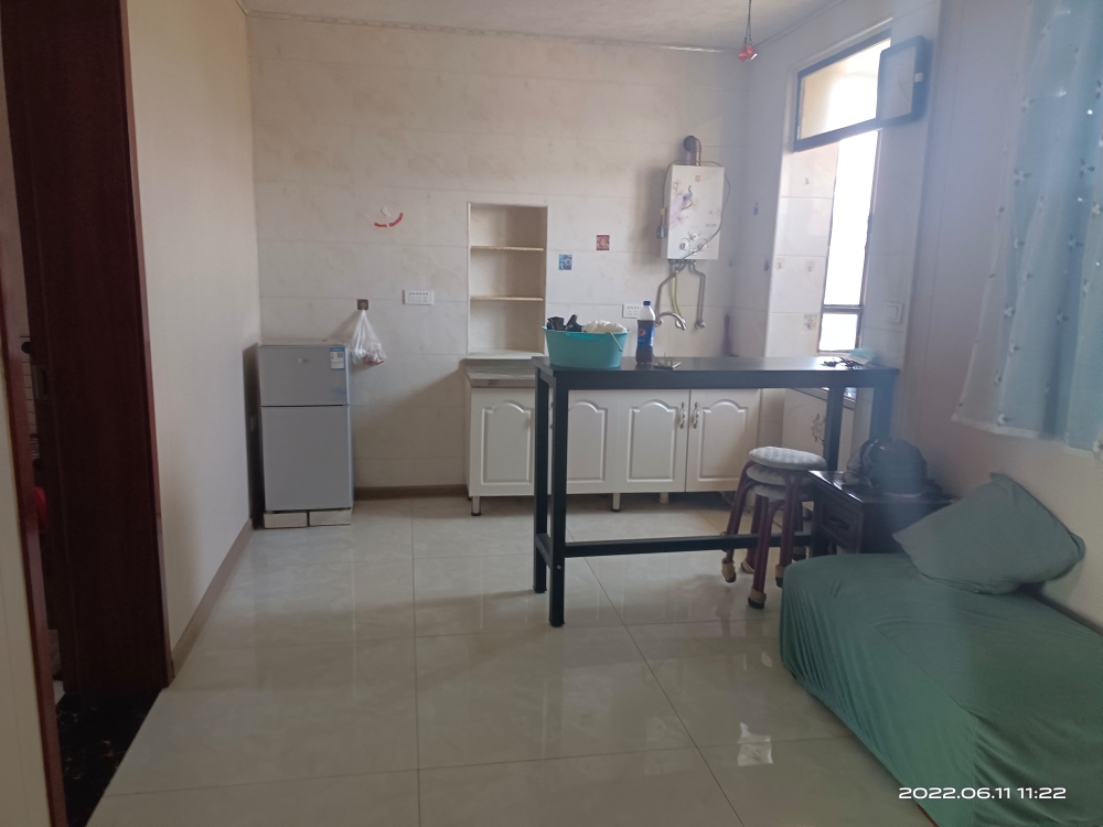 此房是精装修；家具家电齐全；两室一厅_2