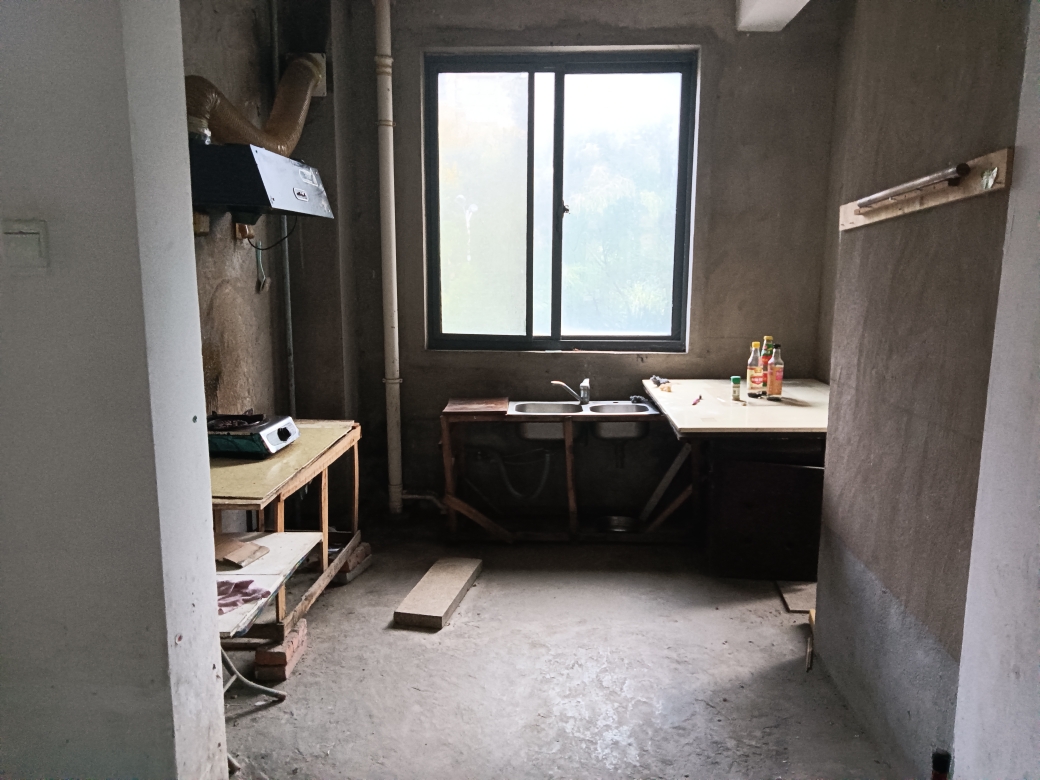 山南印象毛坯三房出租，有床有热水器，_12