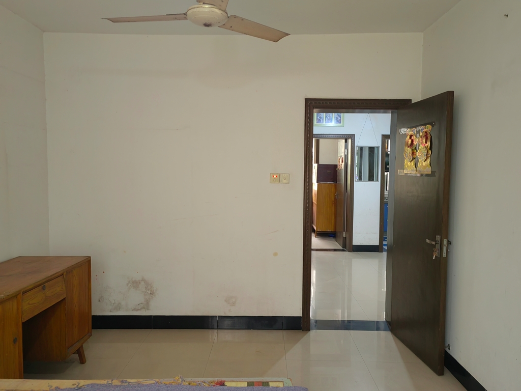 彩虹小区三室一厅简装学区房交通便利_4