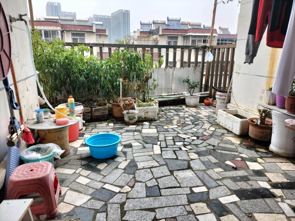 十三小附近金豪阳光花园顶楼81平中装两室带平台诚心出售_9