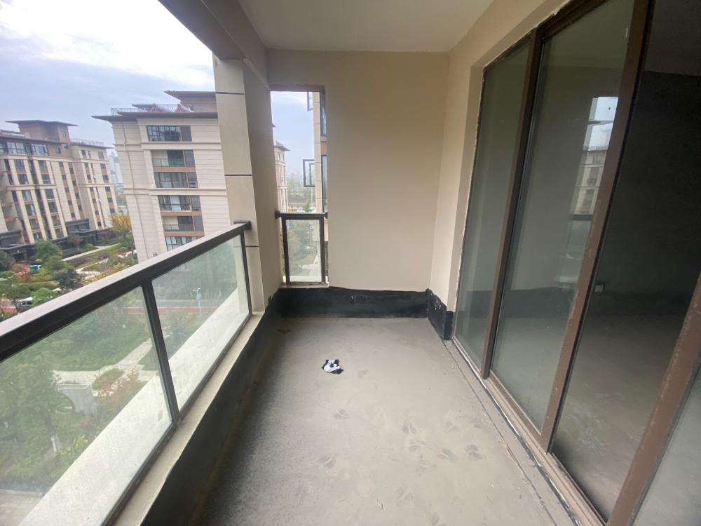 东方蓝海毛坯三室两厅好房急售_6