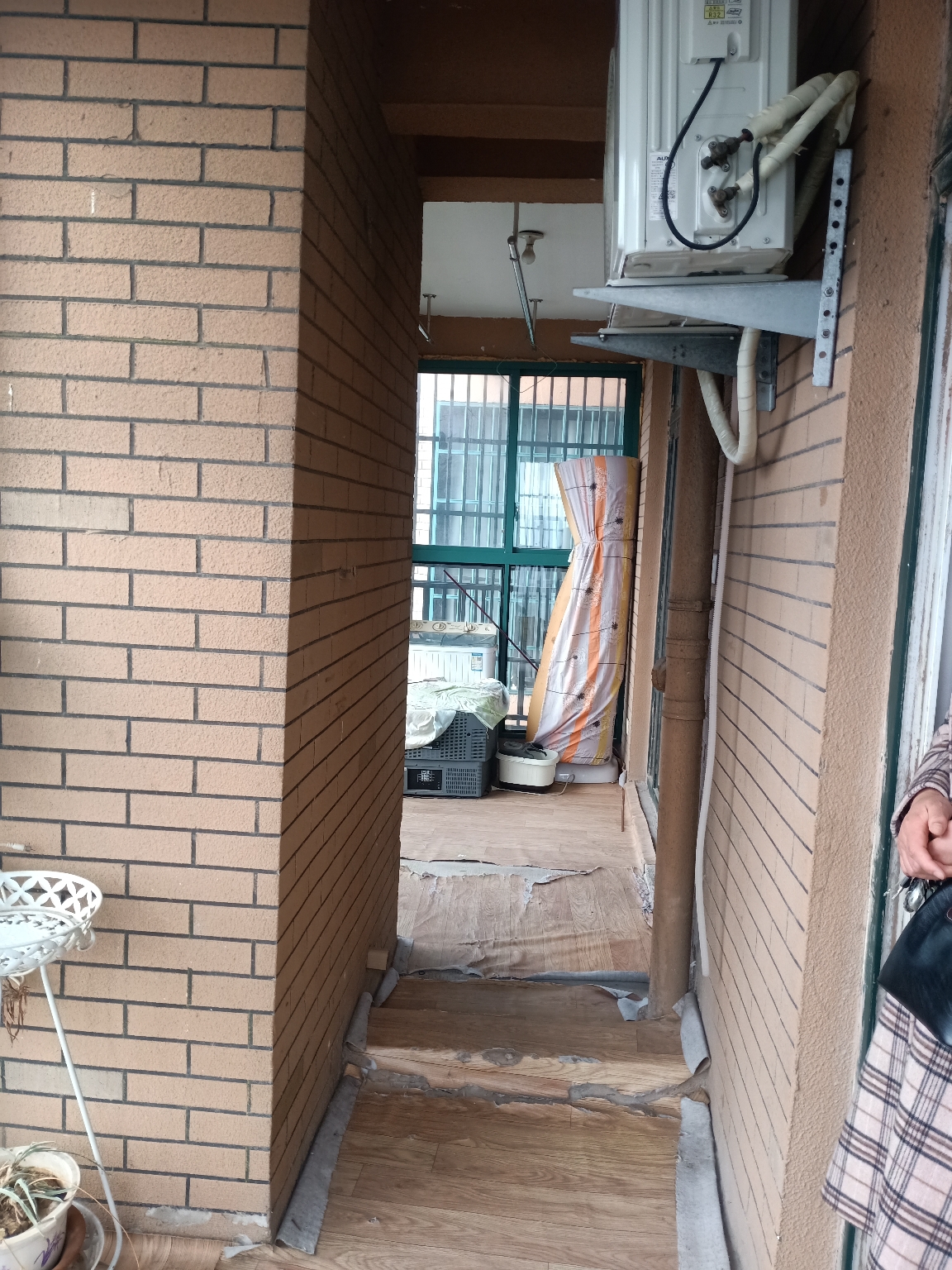 华城国际小区 108平 南向三室 简装 配套齐全_6