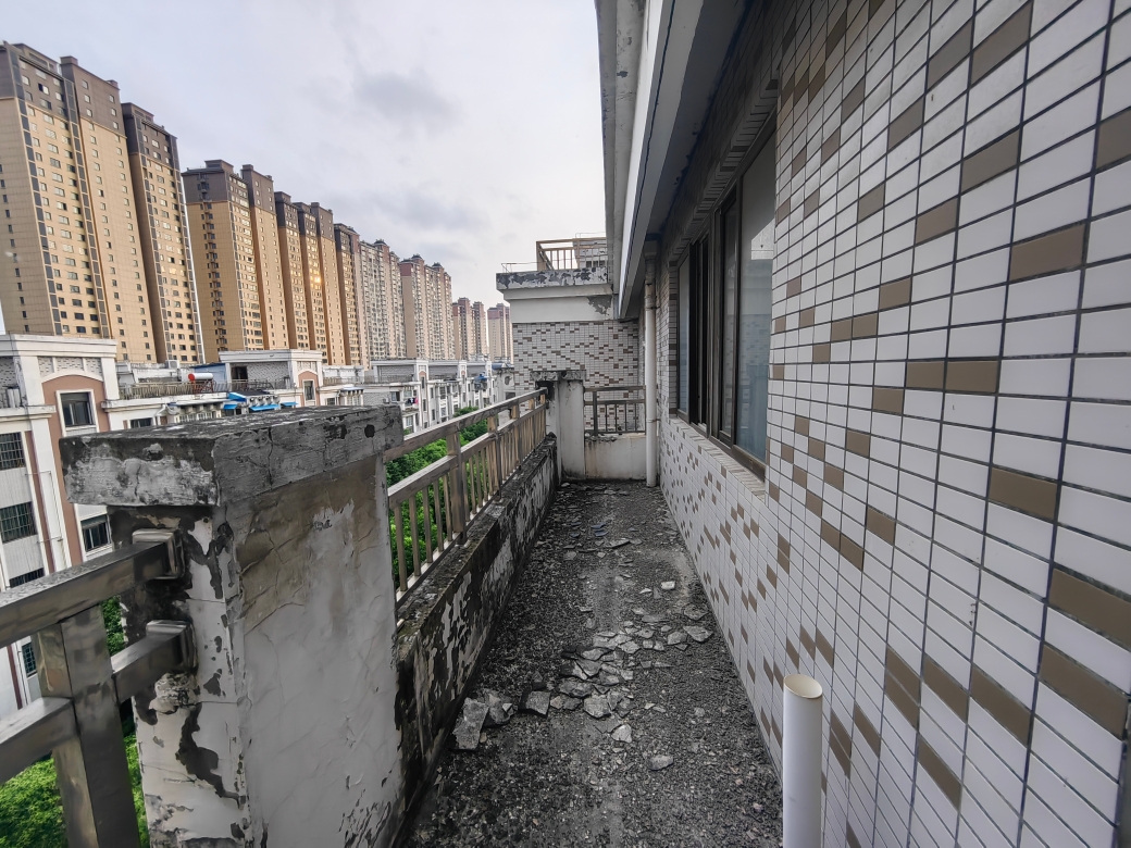 银鹭组团三多层套房出售四室三厅毛坯房六跃七带八层带阁楼_19