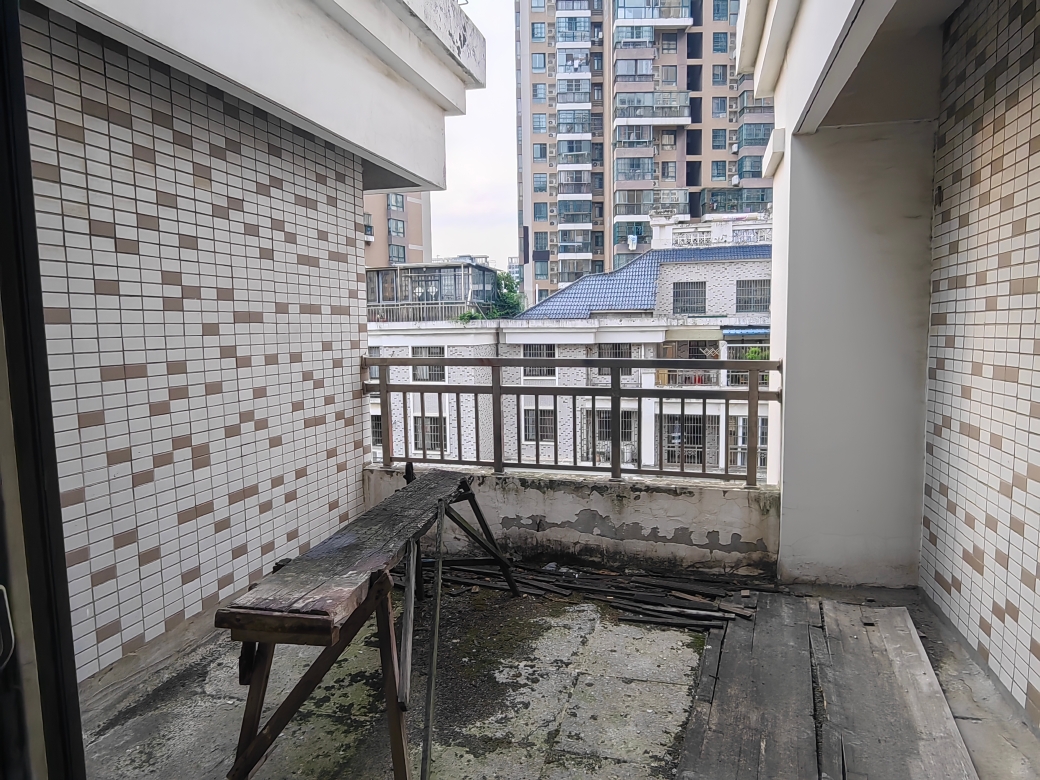 银鹭组团三多层套房出售四室三厅毛坯房六跃七带八层带阁楼_26
