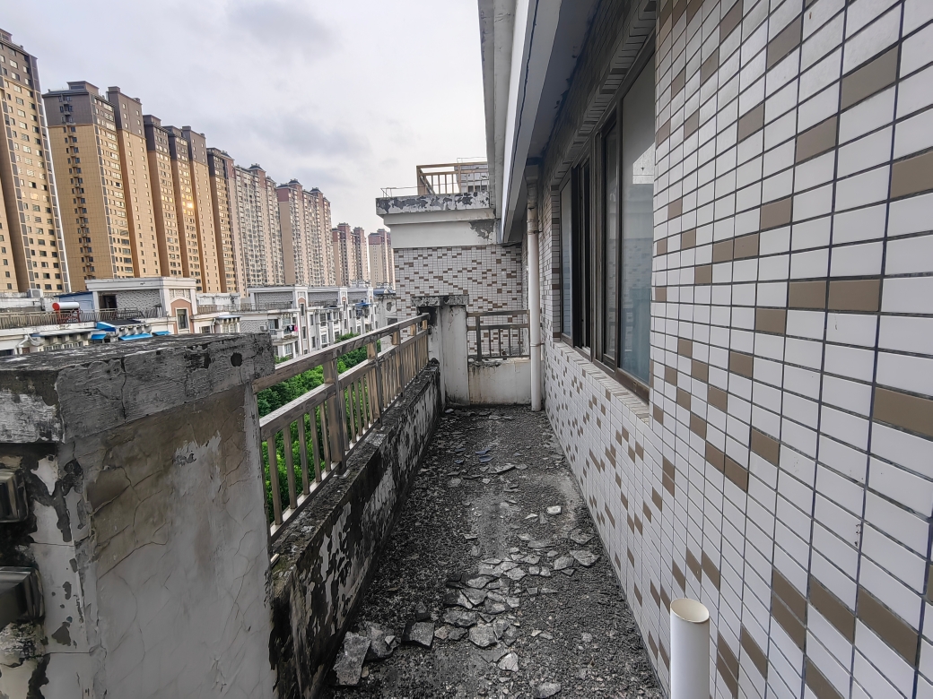 银鹭组团三多层套房出售四室三厅毛坯房六跃七带八层带阁楼_20