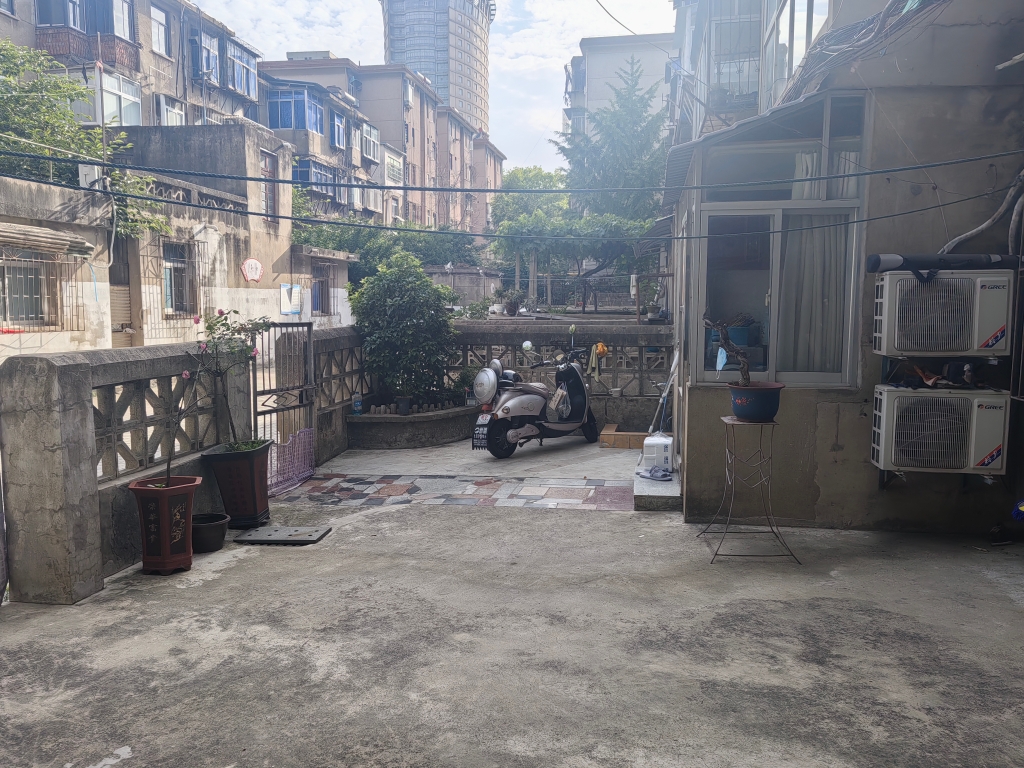 洞山银行家属楼。一楼超大前后院子三室一厅_12