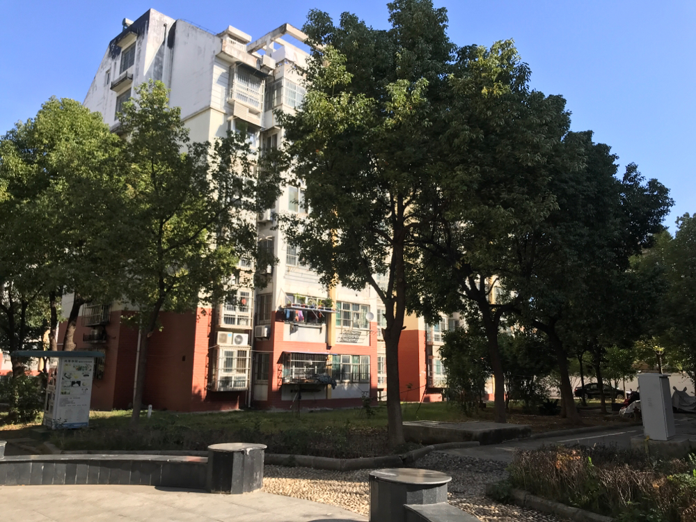 出售 玉露苑 六幺七  两室一厅 精装 楼下面积 约67.5平方 小区环境好 交通购物便捷  _17