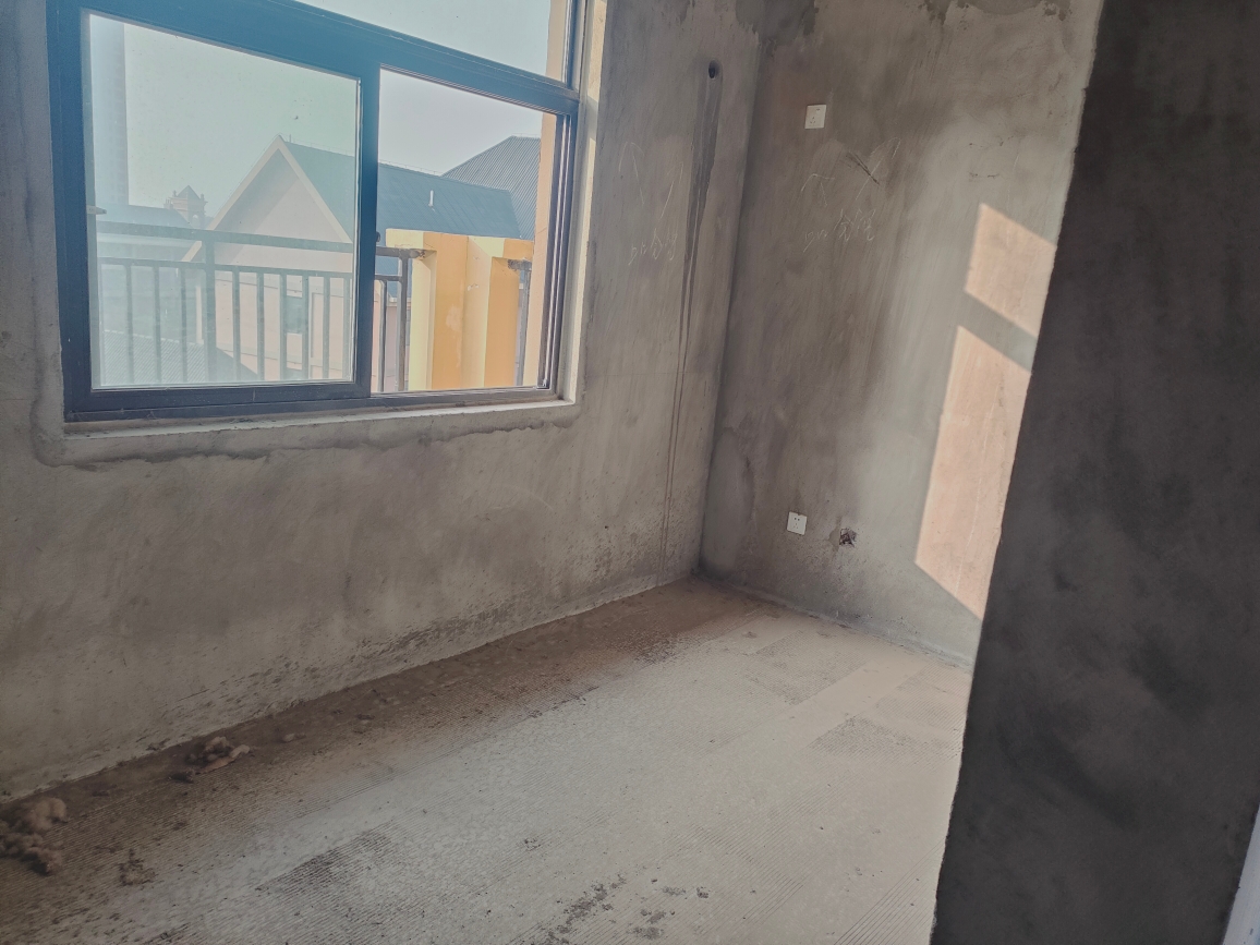 公园里毛坯四室两厅复式房出售_8