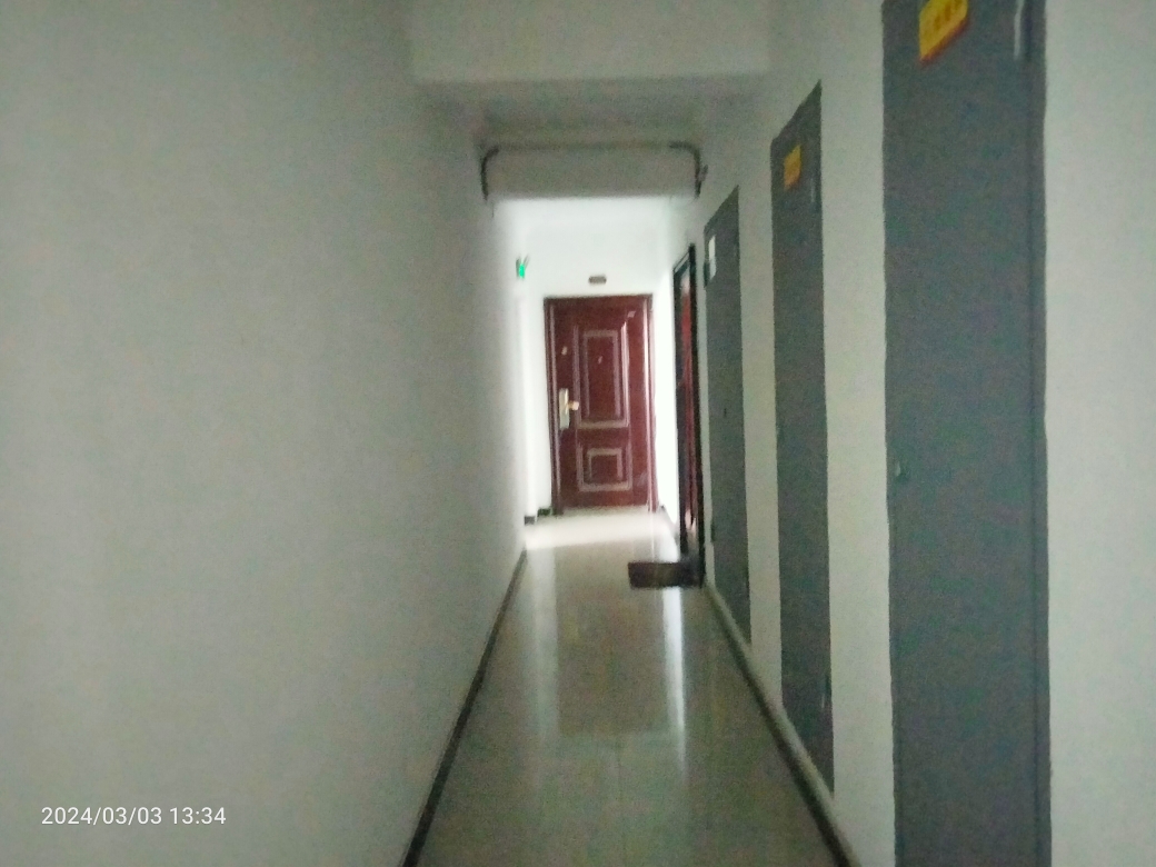 京澳广场毛坯三室二厅学区房交通方便采光好_9