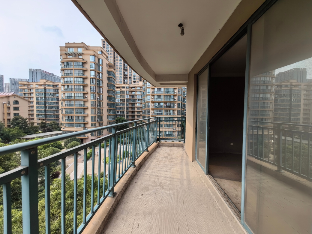 万达附近，香榭华都西区，毛坯三室两厅急售_6