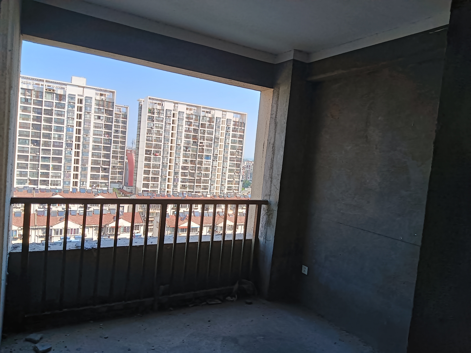 春林广场毛坯3室2厅好房出售_3