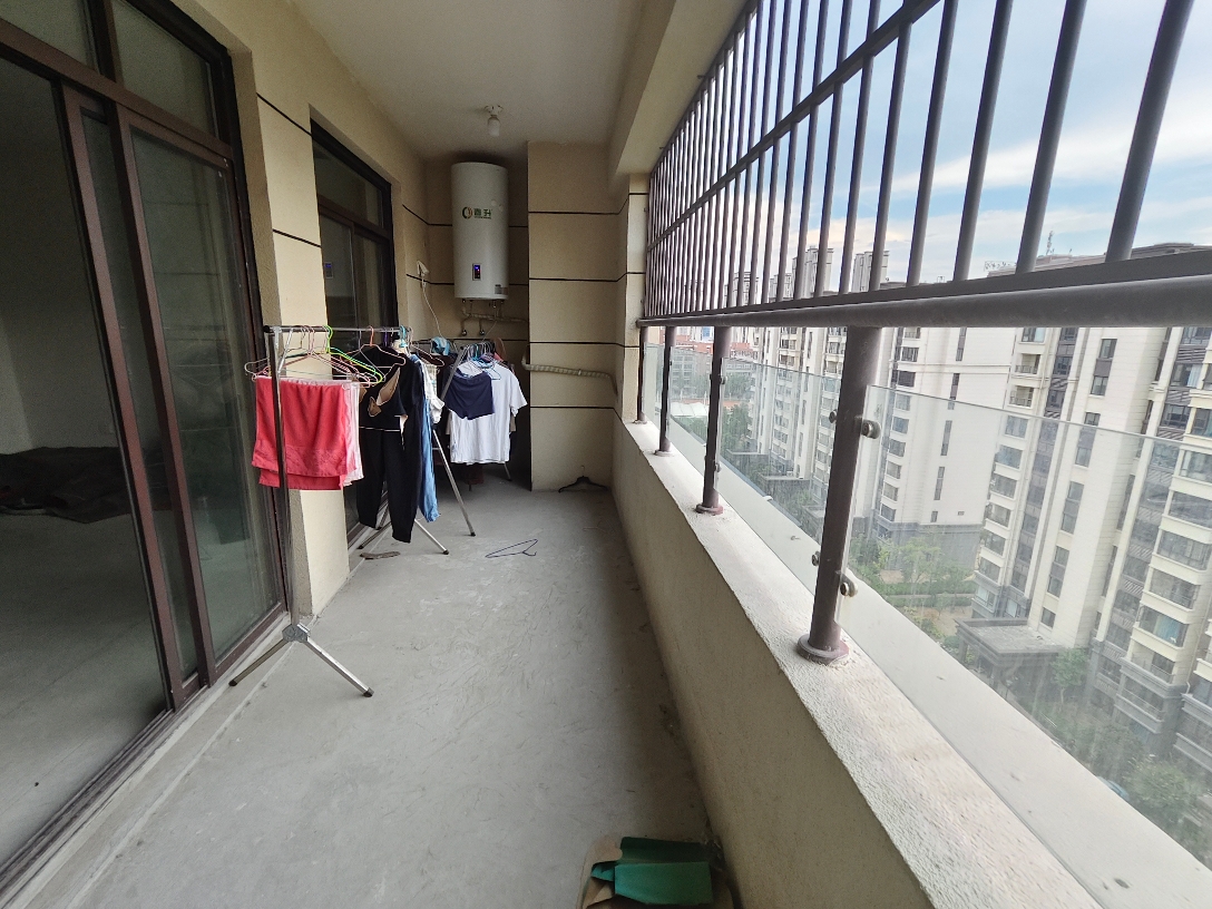 三中学区房京冠学府里顶楼简单装修出租出售。_5