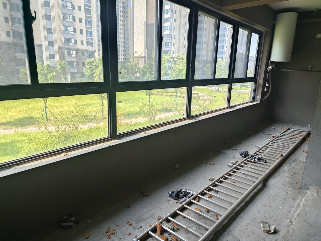 安理家园 毛坯 4室两厅诚心出售_8