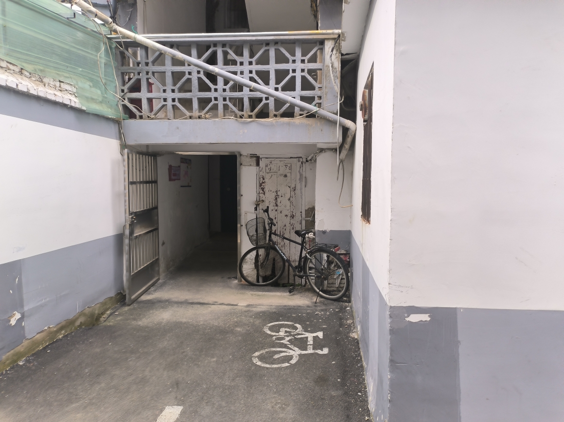 酒厂家属楼两室简装出售_8