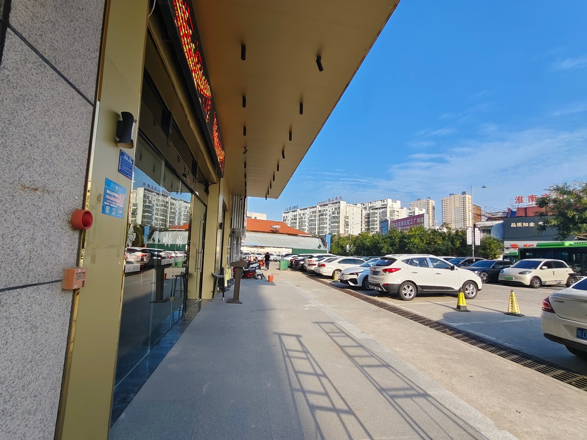 交通便利，门口有停车场，价格可谈_4