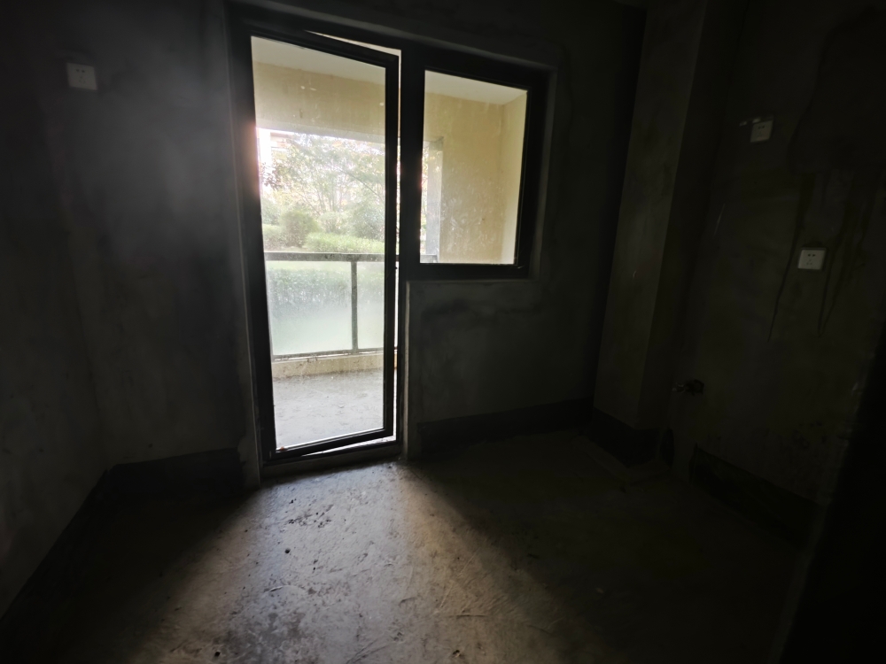 东方蓝海 洋房一楼带车位 三室两厅急售_5