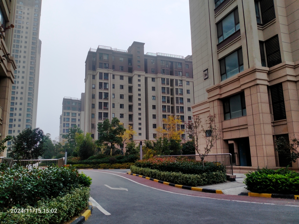山南中央公园旁八号院三室二厅毛坯，环境优美，购物方便_8