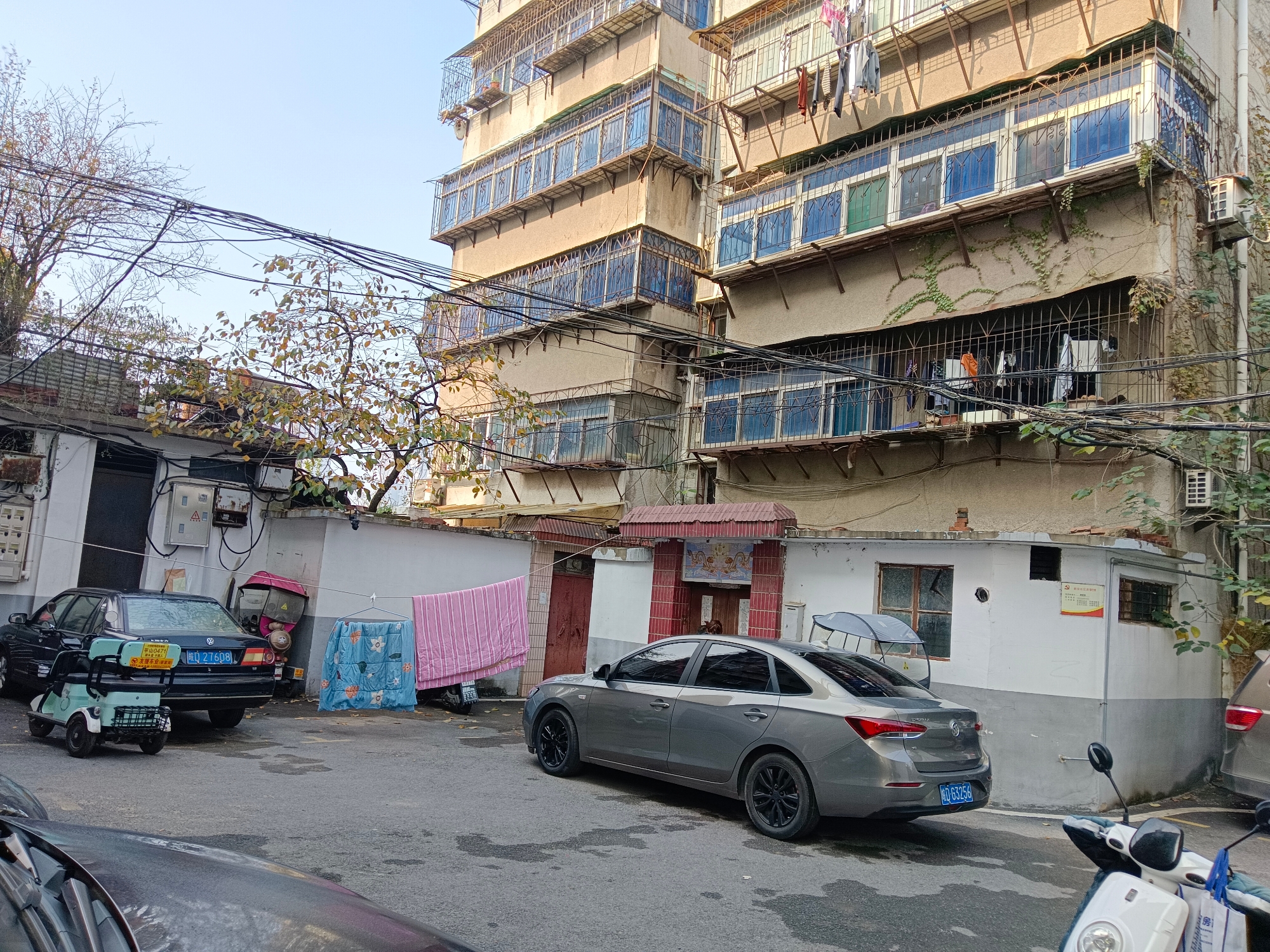 烟草公司后面老房管所70平方简装，一层有自建房。_9