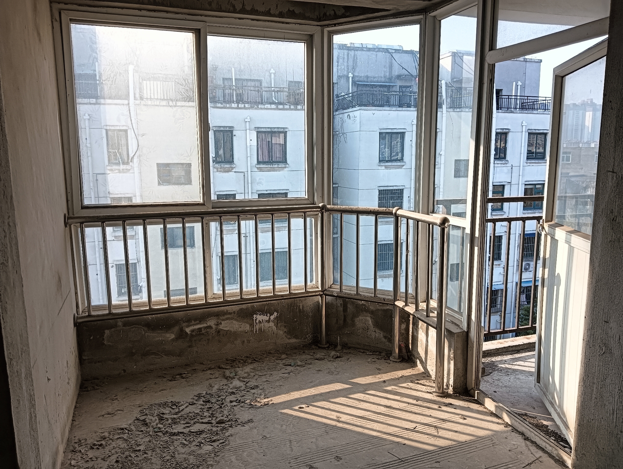 居仁村四区毛坯3室出租_7