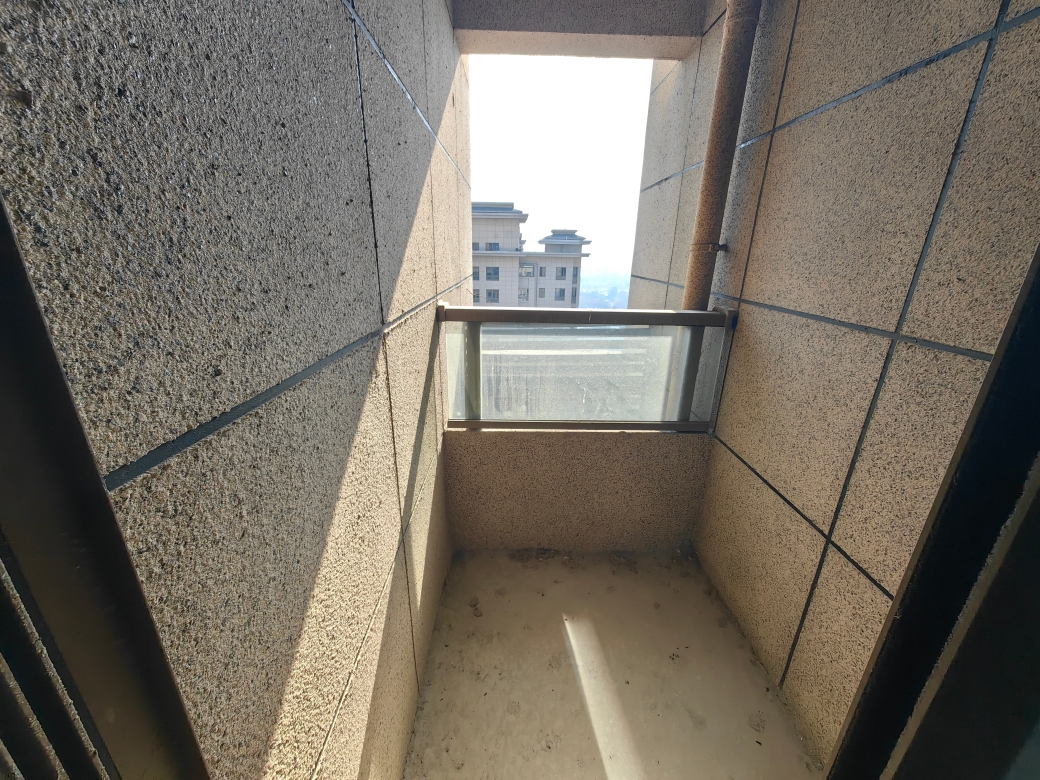易居东方城毛坯两居室 产证已办 看房方便_8