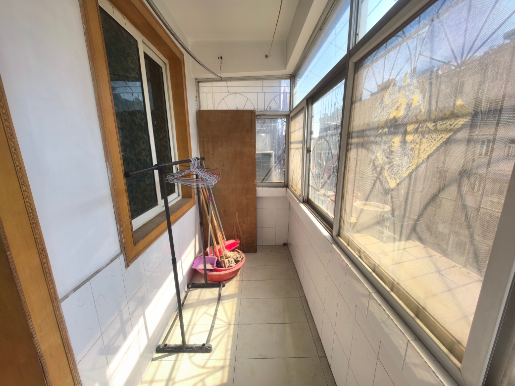 华声苑多层简单装修16小对面4楼三室一厅一卫家具家电齐全拎包入住_9