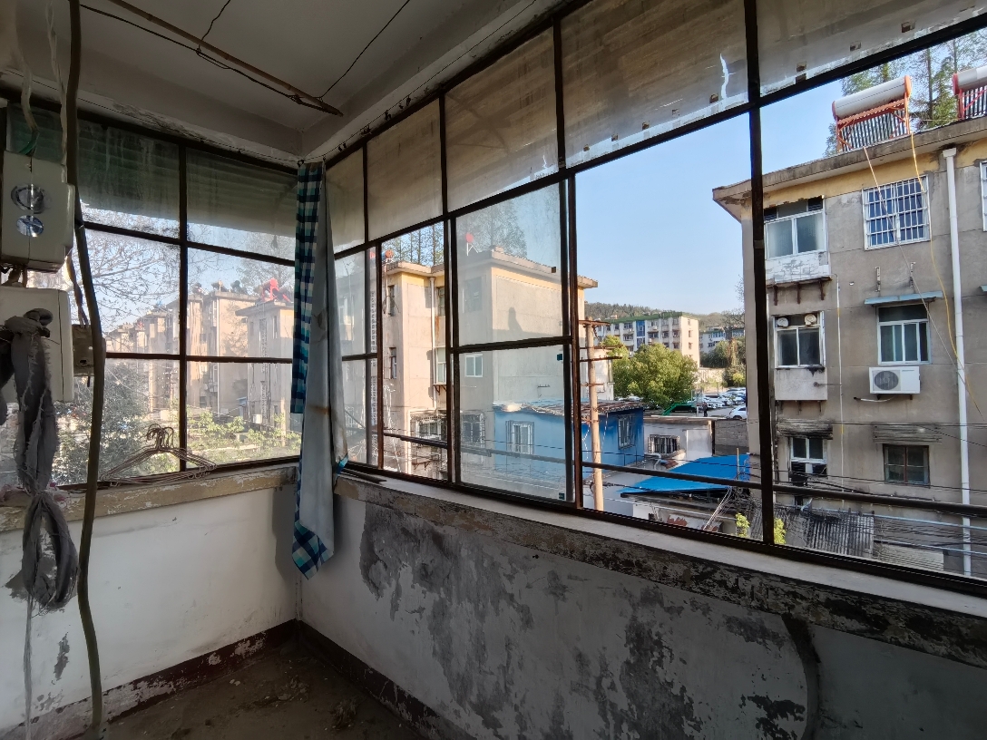 基建村路南边，3室1厅简单装修学区未用_9