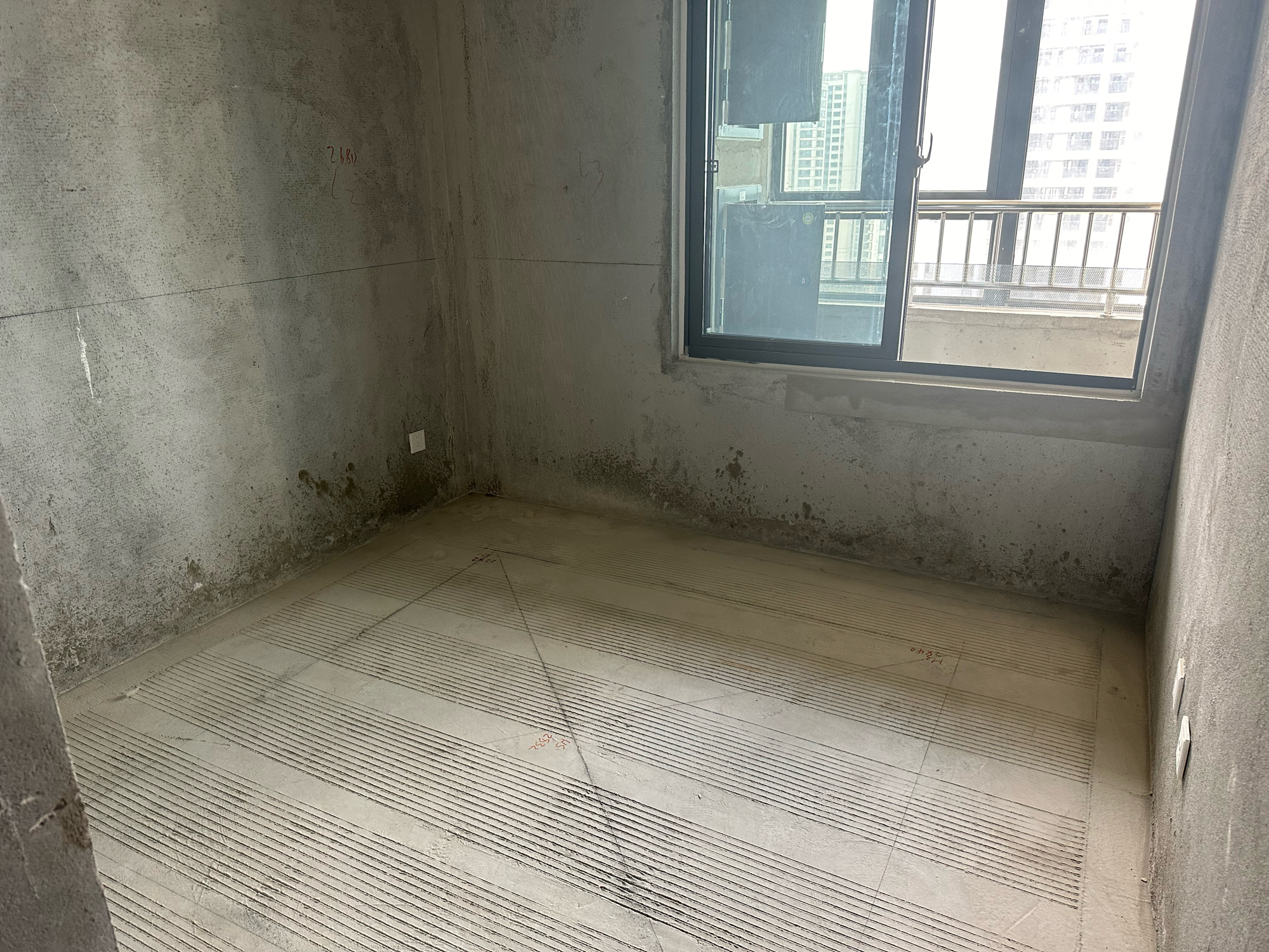 青铜苑瑞苑中间楼层三室两厅对外出售_4