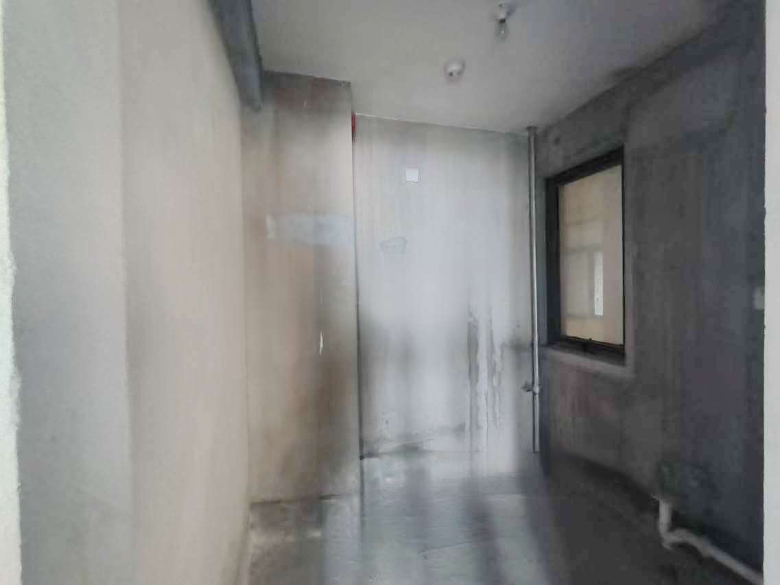 毛坯三室两厅  楼层好采光好_7