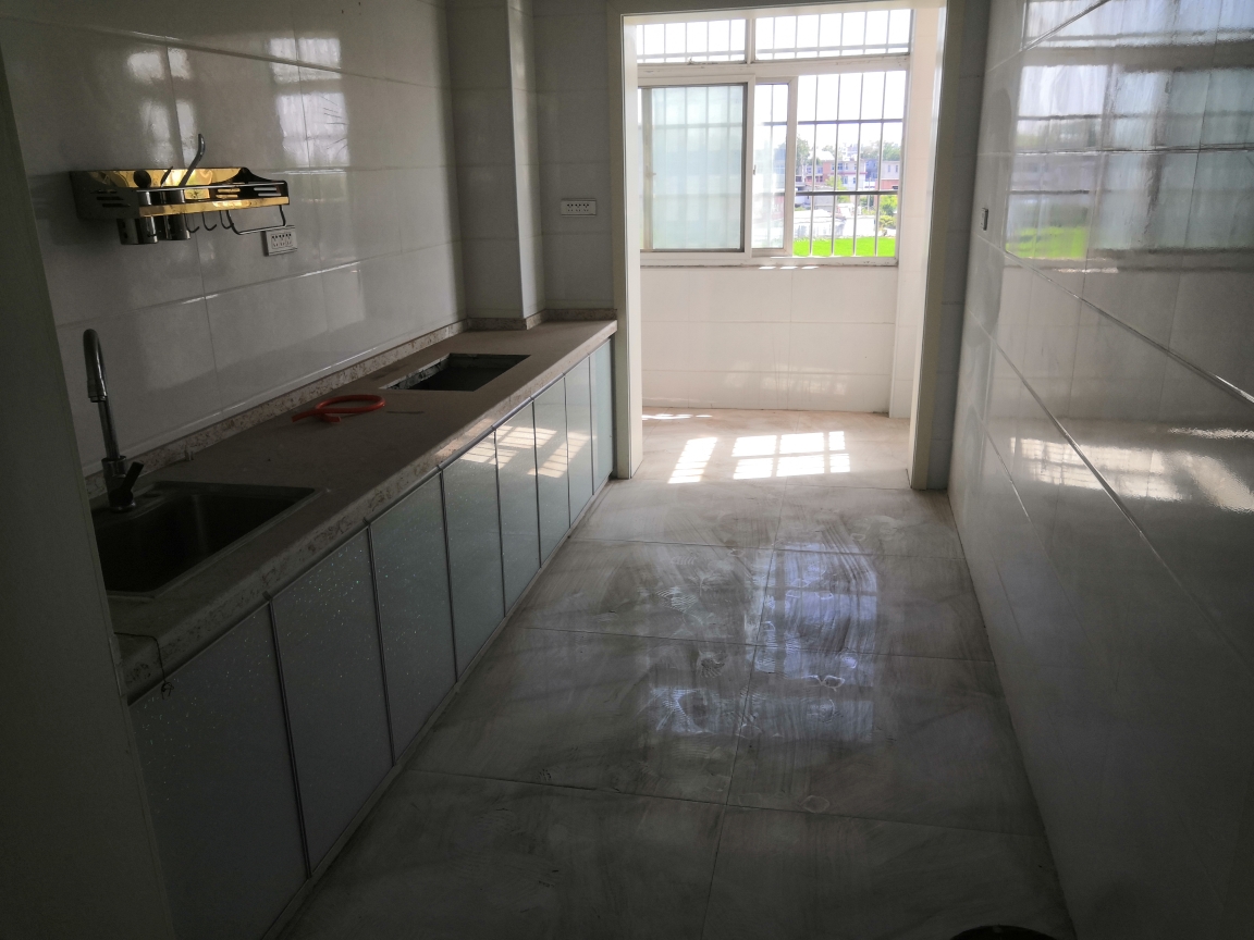 大庄新村 三室两厅  简装出售 朝南大车库_6