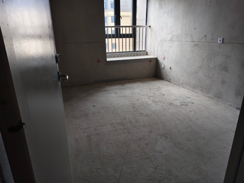 明珠上苑毛坯房三室两厅一厨一卫产证不满两年_4