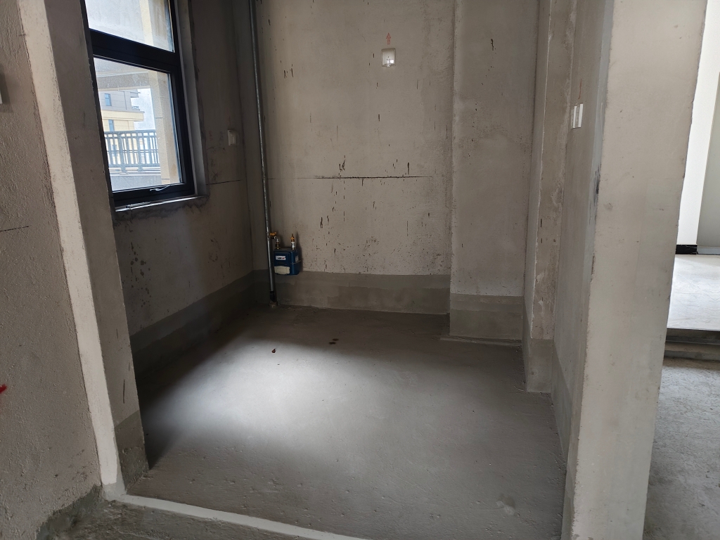 明珠上苑毛坯房三室两厅一厨一卫产证不满两年_6