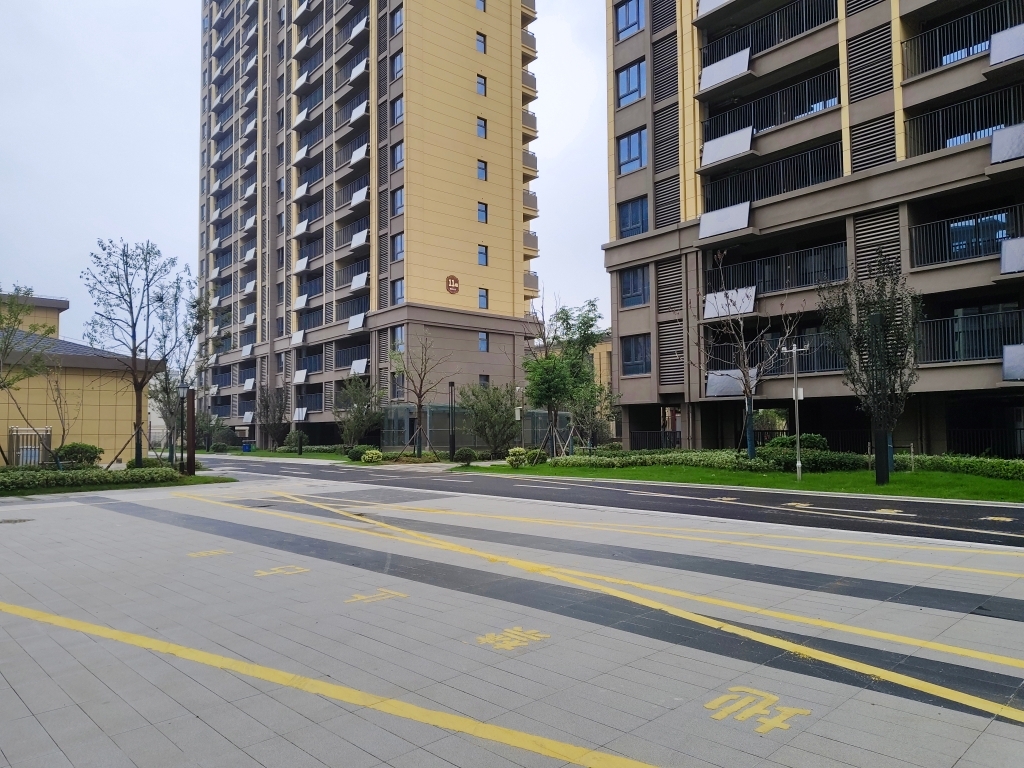 明珠上苑毛坯房三室两厅一厨一卫产证不满两年_10