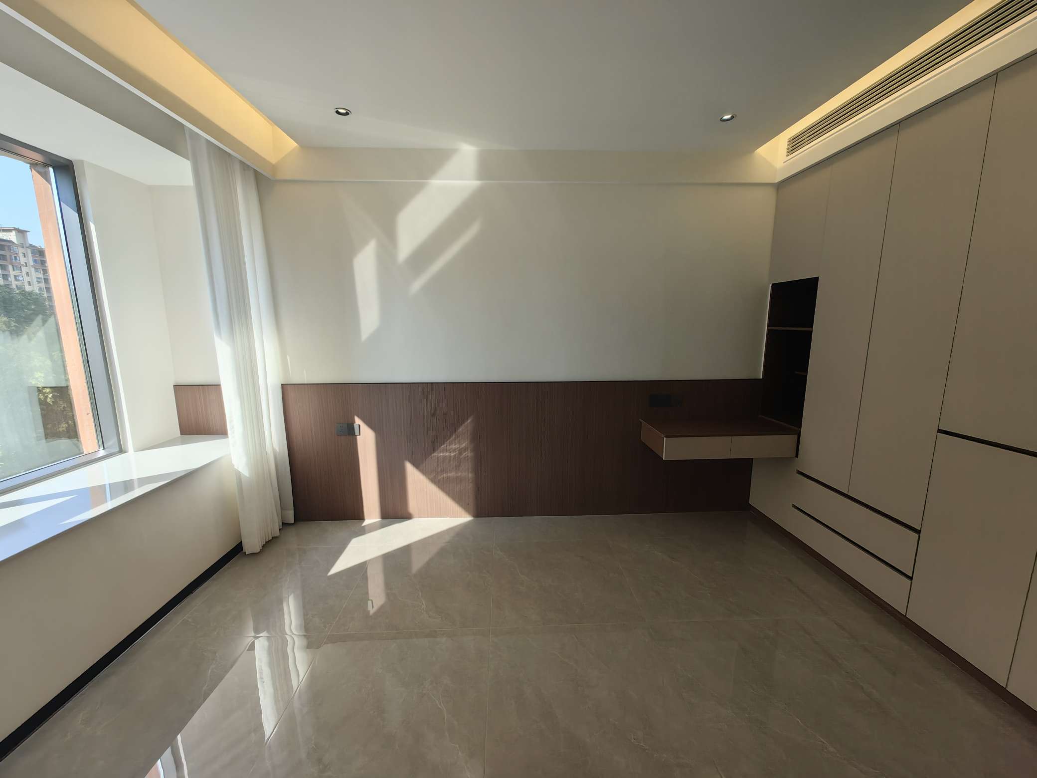 御香山全新精装新房 三室两厅两卫 诚心出售_4