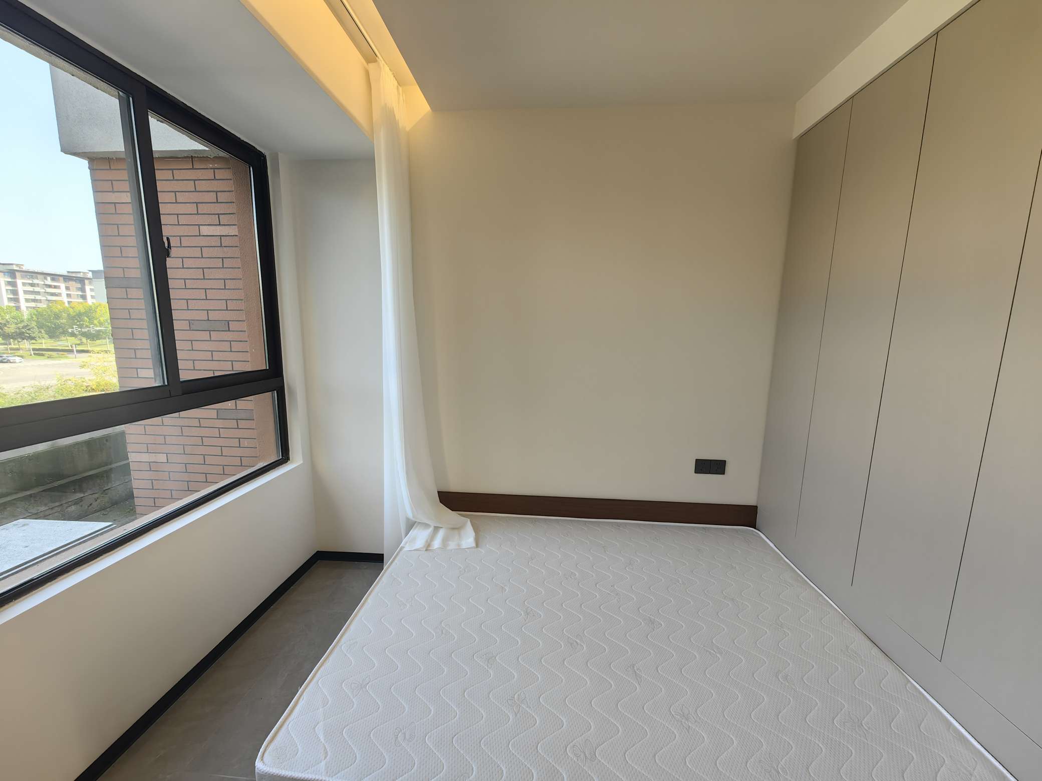 御香山全新精装新房 三室两厅两卫 诚心出售_7