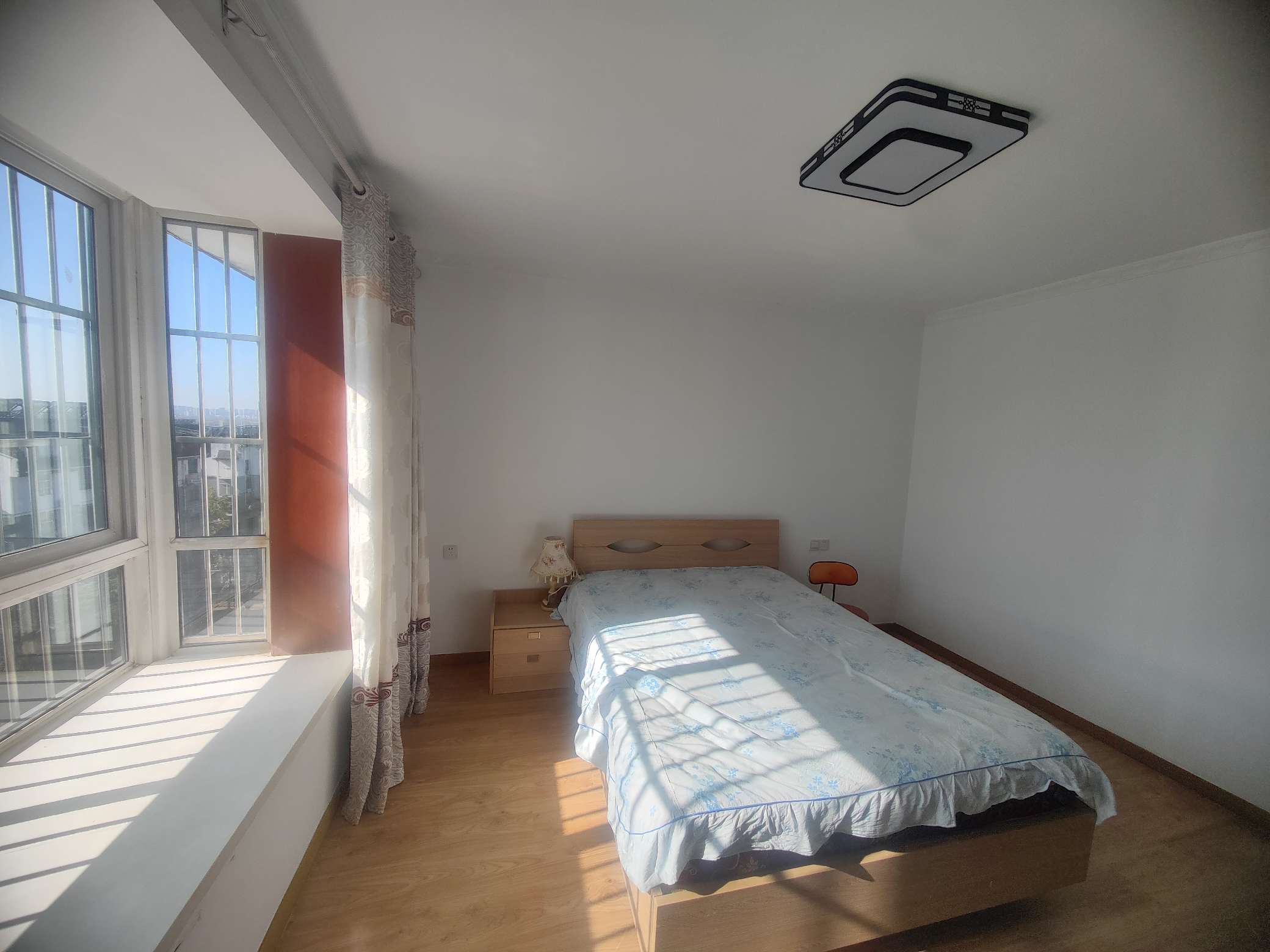 卧龙山庄东区，6跃7，三室两厅两卫，采光好，地势好。_4