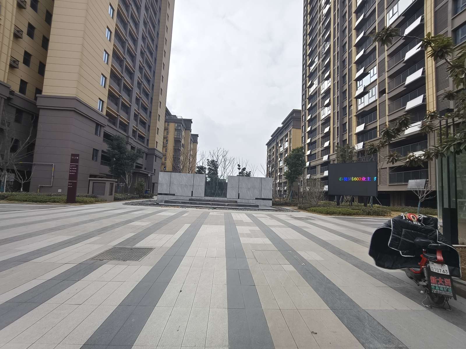 明珠上苑 99平 三室两厅 毛坯出售 交通便利配套齐全_9