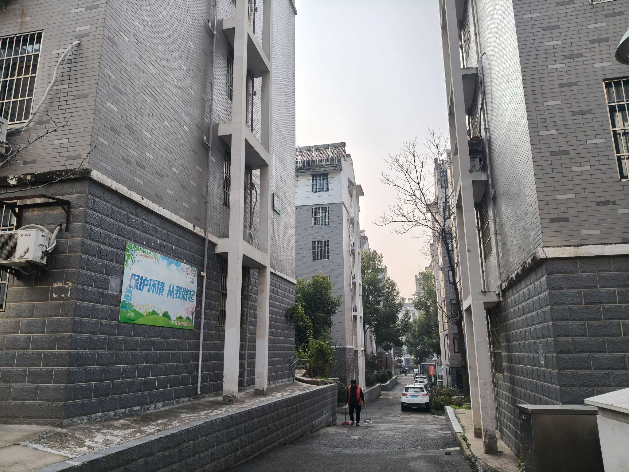 卧龙山庄东区90平南北通透三室满两年普装宜居_12
