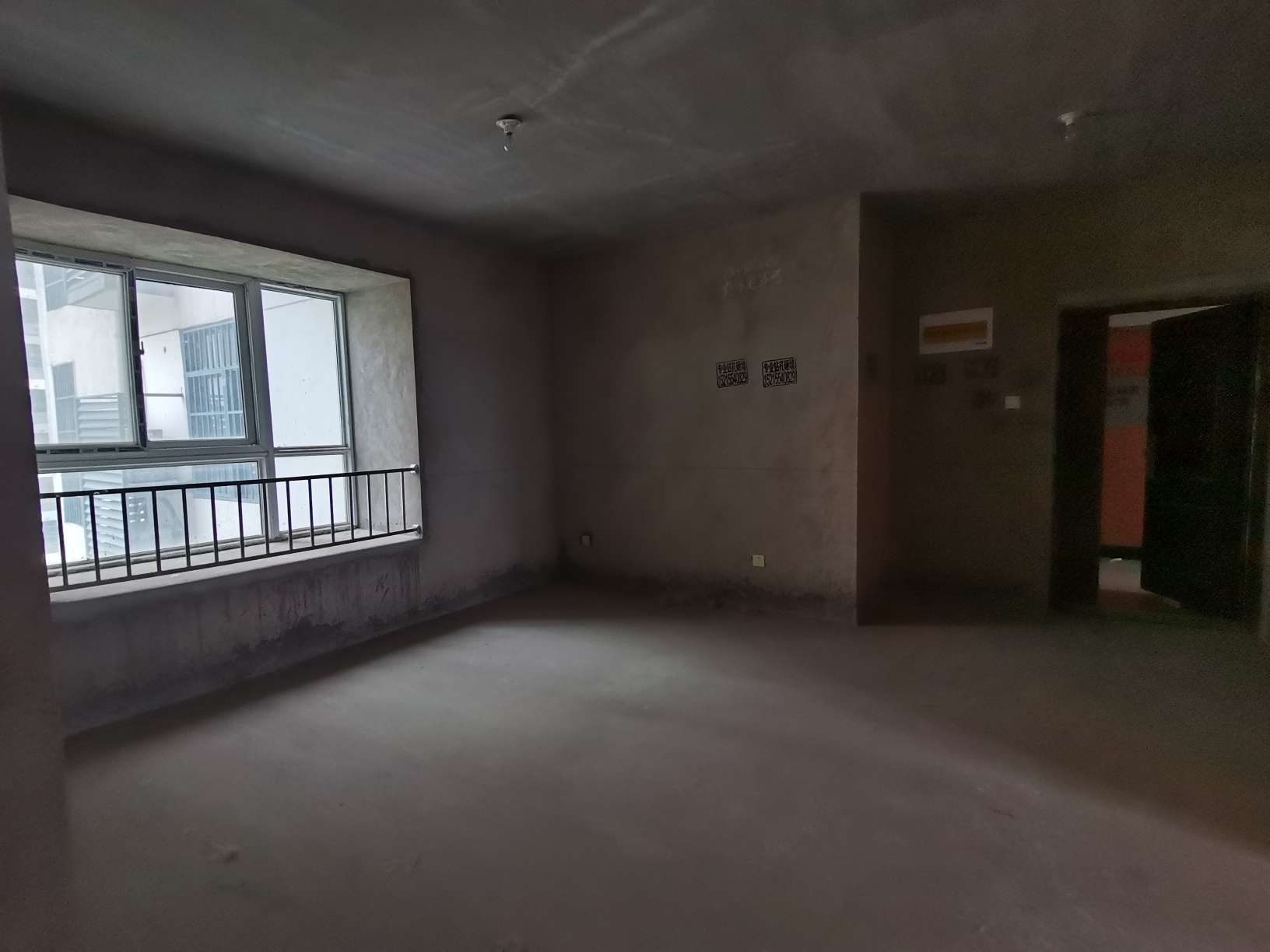 玺园111平南三居毛坯 交通便利 随时看房_4