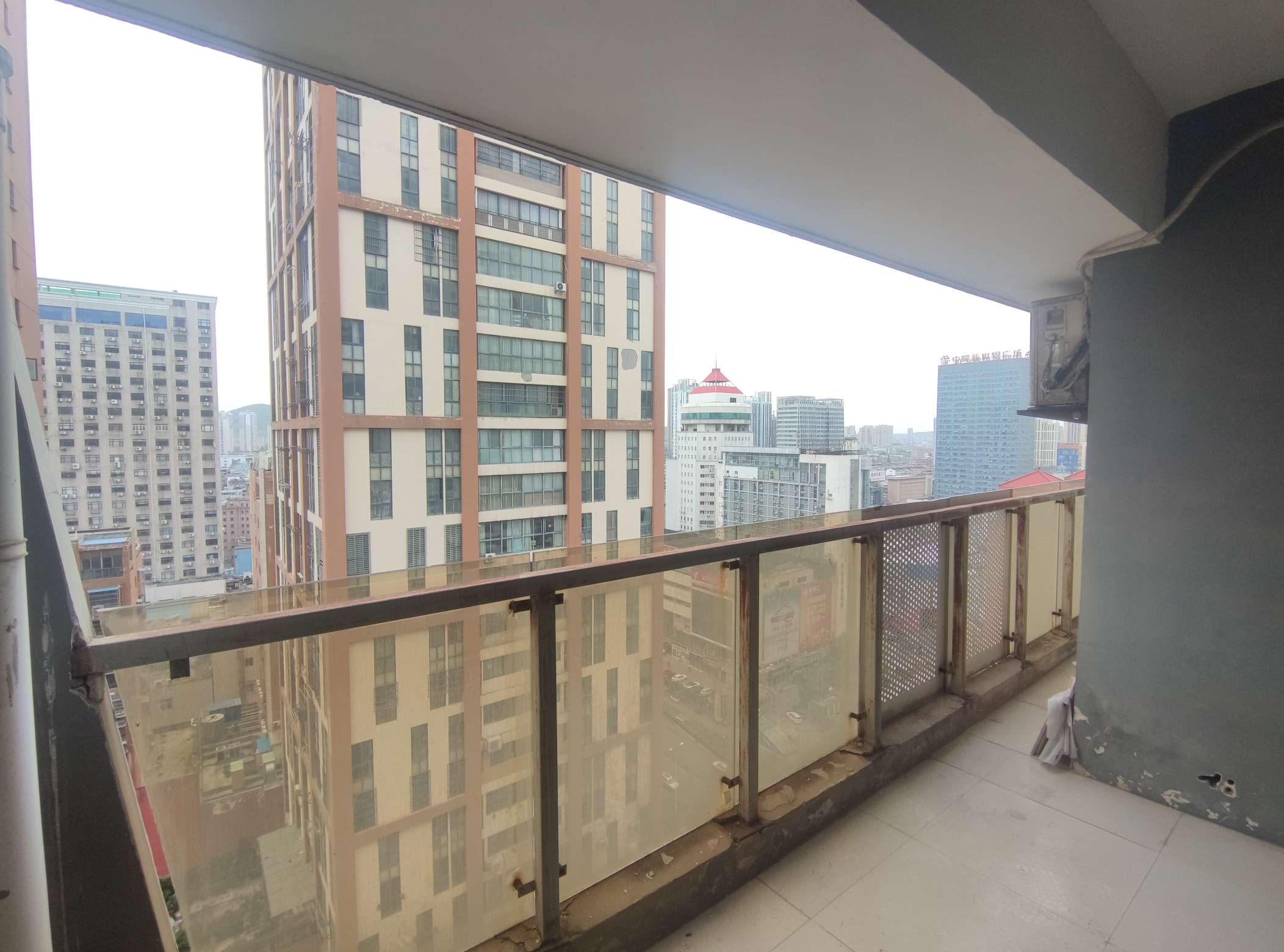 龙湖路一号简单装修三房对外出租可住家可做办公室，急_7