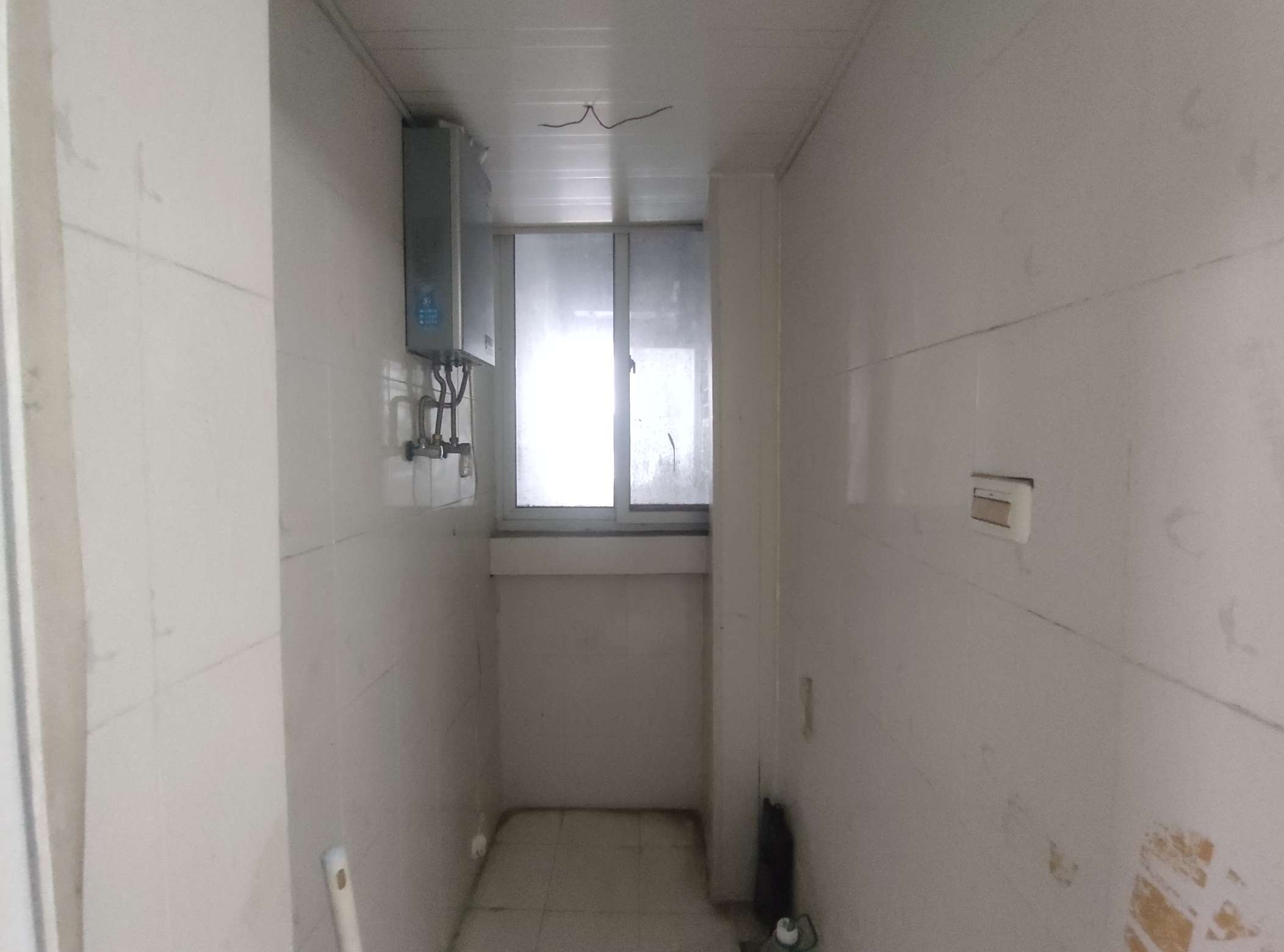 龙湖路一号简单装修三房对外出租可住家可做办公室，急_6