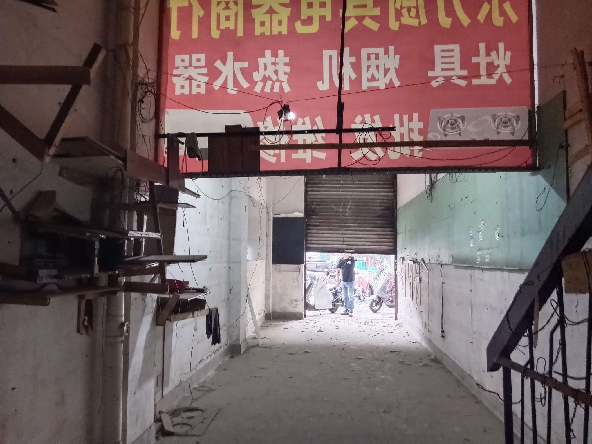 公园小区 105平临街旺铺 南向简装 交通要塞_5