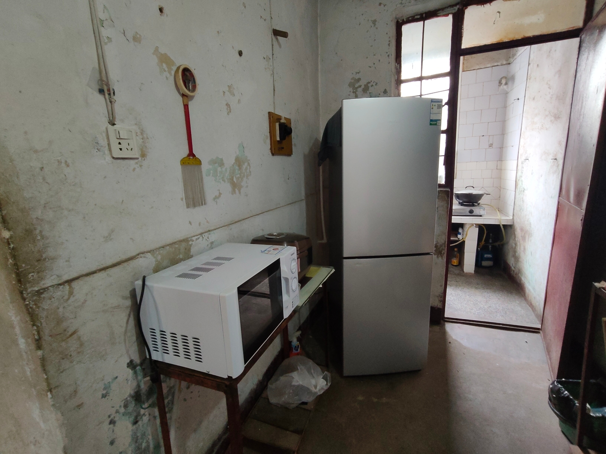 供电局家属楼 65平两室两厅 交通便利 普装出租_8