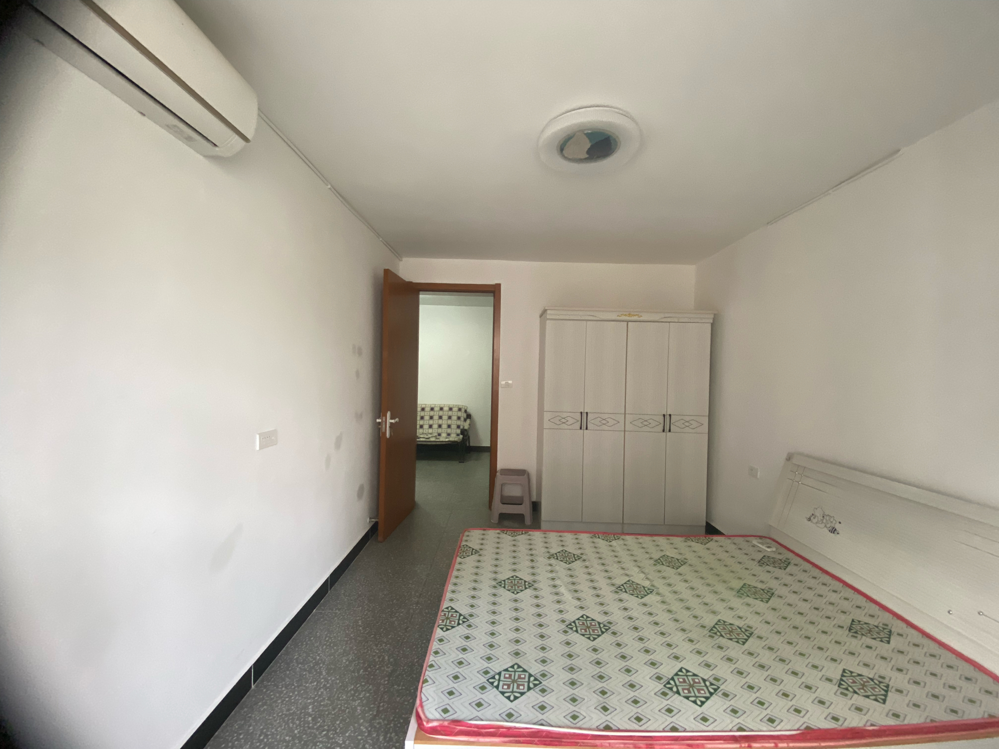 芳草园俱乐部新上一套四楼精装修住房_5