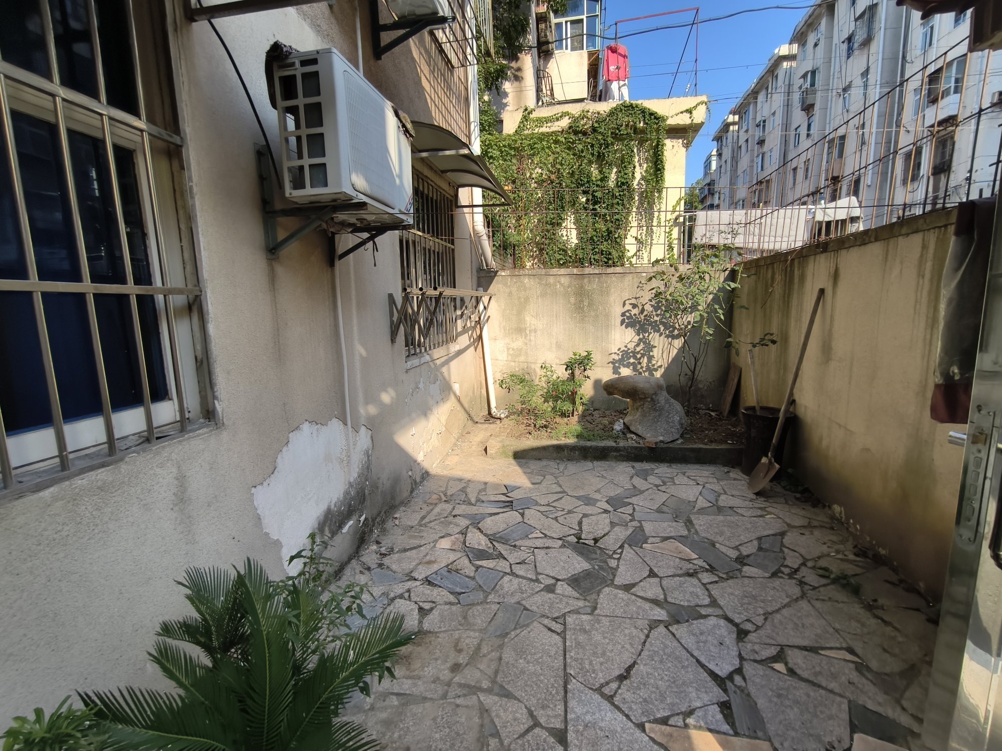 龙泉山庄 一楼带院子三室两厅铺装 有一个独立车库 吉房_17