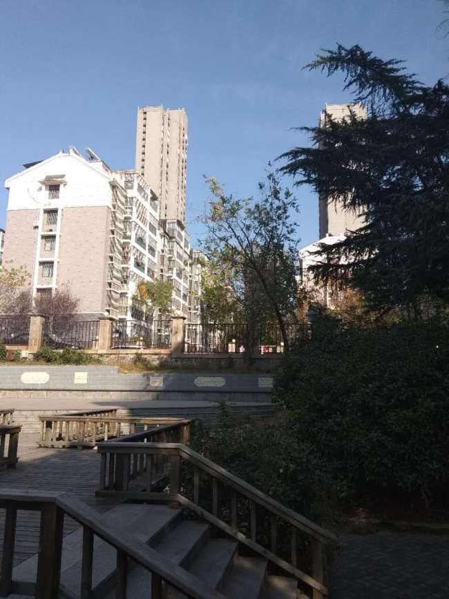 出售卧龙山庄138平方精装房