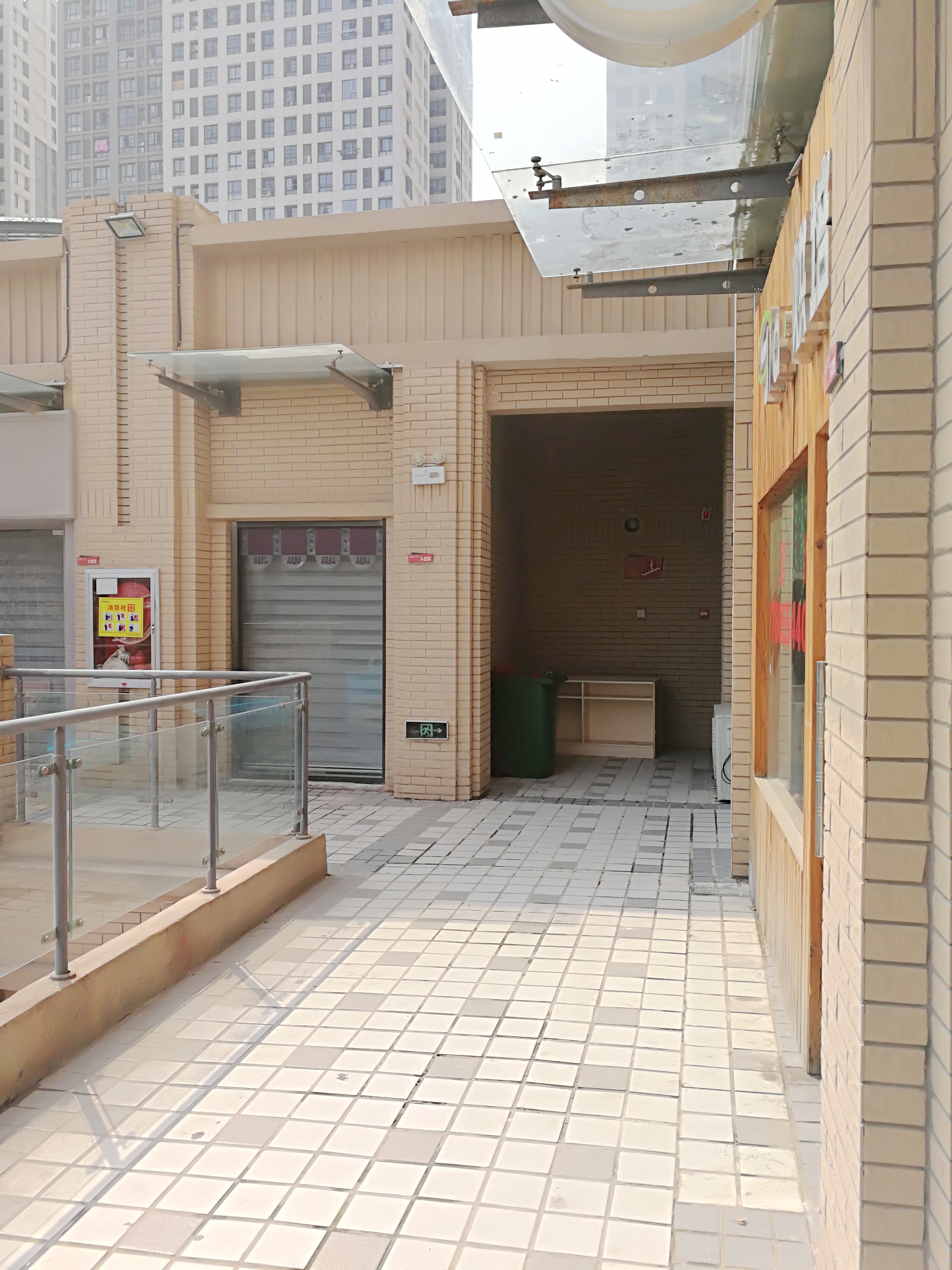 龙湖中心位于学院南路东侧二楼商铺